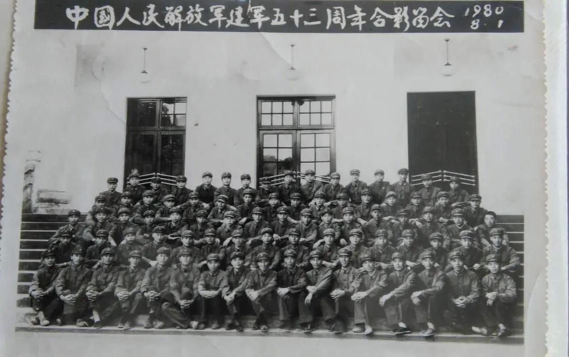 《致青春》
今天是五四青年节，要问我的青春岁月在哪里？在军营里，在军校里，在国防