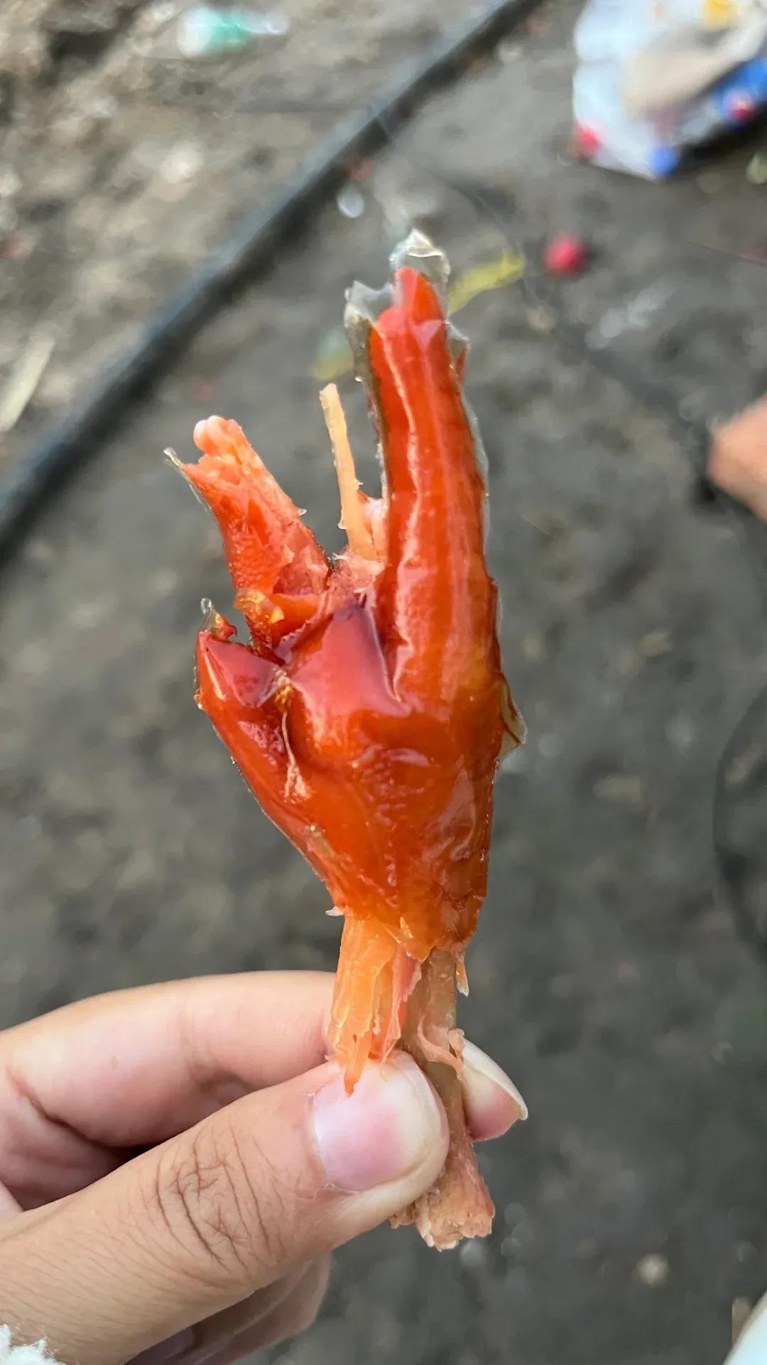 外面买的1包1.5元的鸡爪，为什么外面有一层透明胶质？而且不同品牌的都有，吃起来