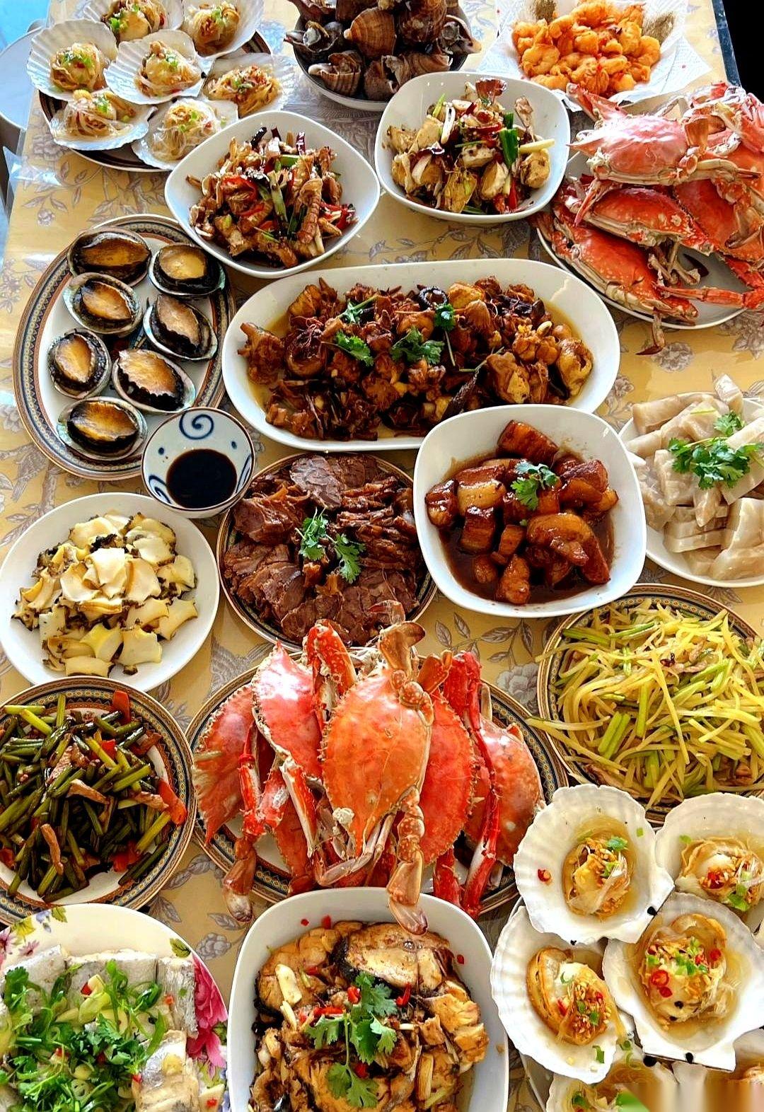 我爸93岁生日，我们几个孩子揣着红包就去了。
结果饭吃完，蛋糕吹完，老爷子慢悠悠