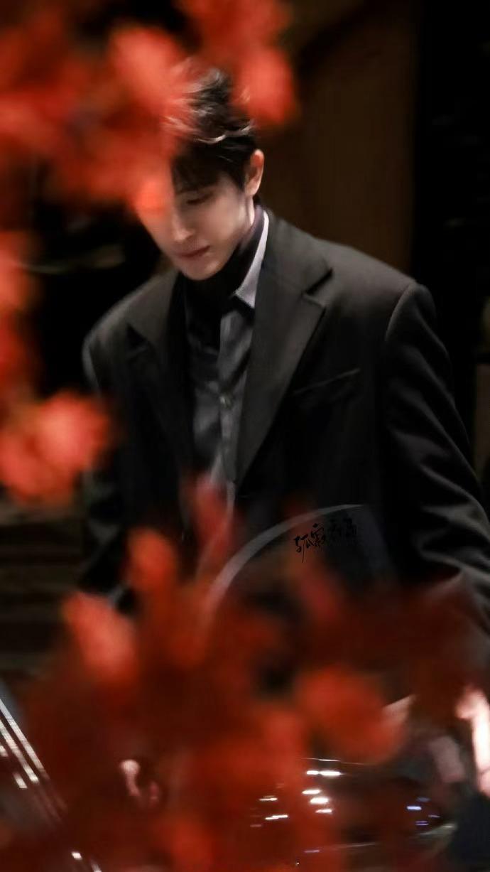 敖瑞鹏大衣男模敖瑞鹏这到底是现场还是秀场 敖瑞鹏这到底是现场还是秀场，敖瑞鹏大衣