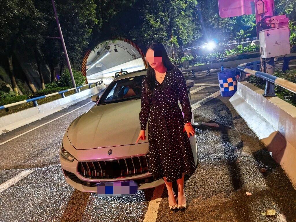情侣酒后拌嘴闹情绪，本是小事，可重庆一名女子一时赌气，醉酒开车沿路追赶男友，刚开