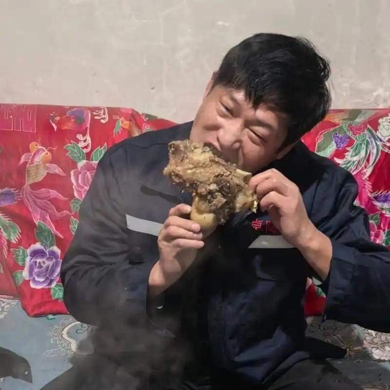 吃狗肉的人为什么一边大喊大叫狗肉香，一边又吵吵闹闹要杀光狗？我在想，狗都杀光了？