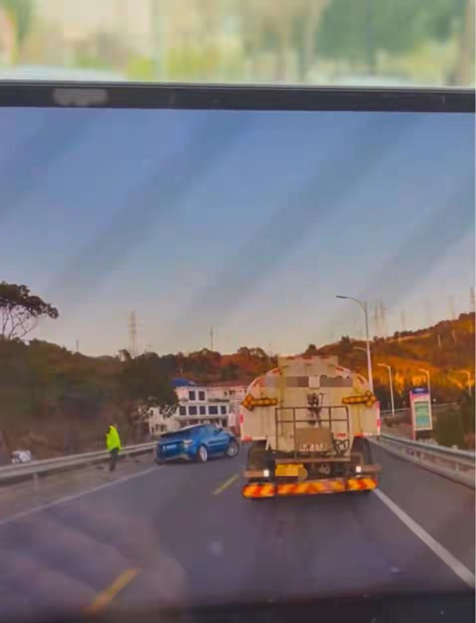 看人下菜碟是很多人的通病，往往越是在最底层稍微有一点权利的人，越会犯这样的毛病。