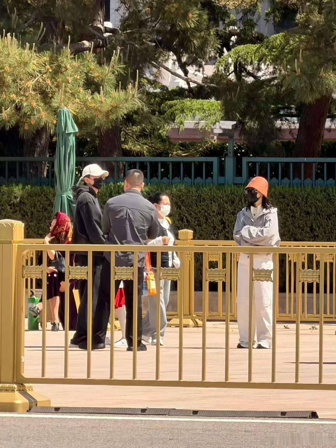 有网友偶遇张杰、谢娜带着家人打卡天安门广场，画面温馨又治愈。
张杰刚圆满收官16