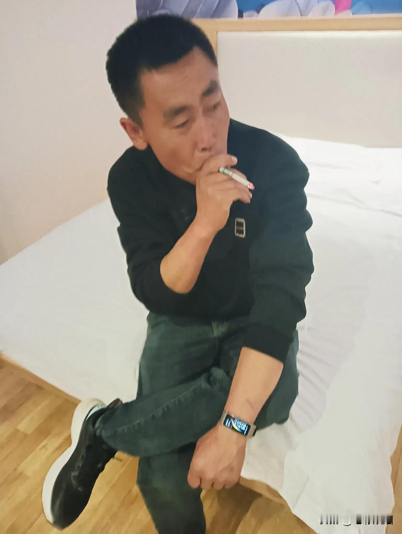 每次一瞅见我家那位那张脸，啧，帅得那叫一个晃眼，我这心里头啊，就忍不住“咯噔”一