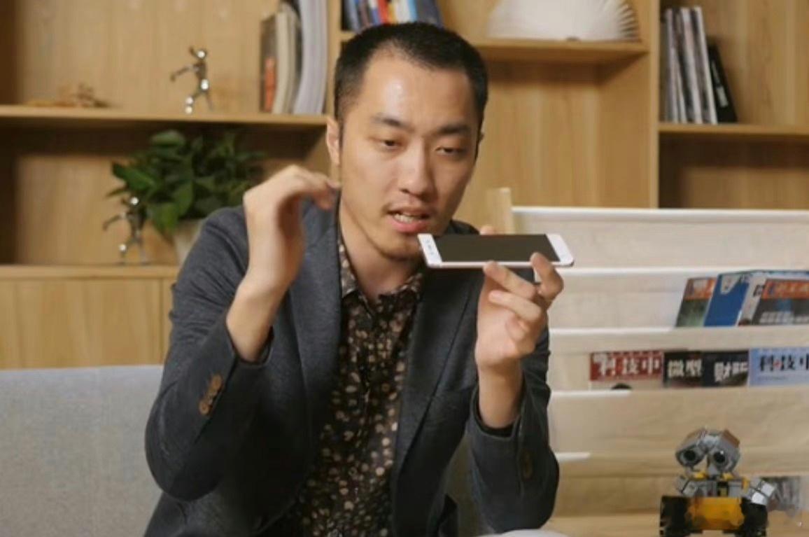 王自如从评测手机到入职格力，整个人都不一样了，不仅心宽体胖，就连头发都乌黑浓密，