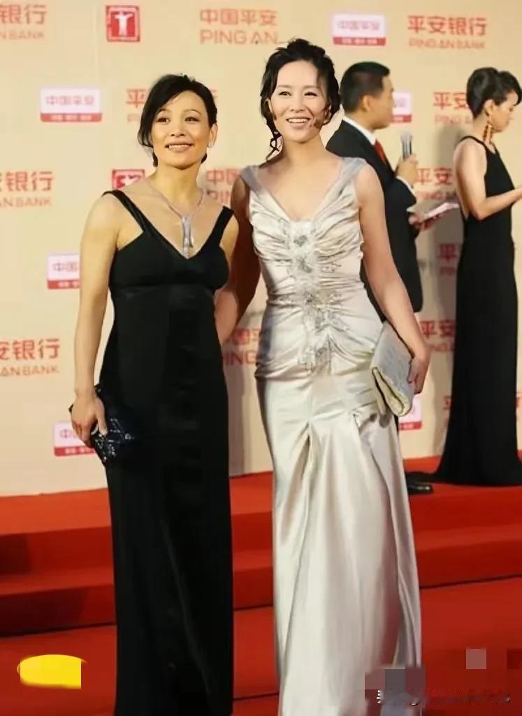 邬君梅真是比陈冲还要有范儿啊，那气质，大气又妩媚，英气逼人。五官、眉眼、气质、身