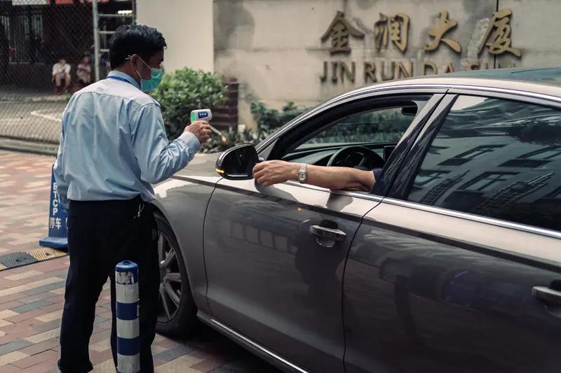 今天是金碧物业，撤出我们小区的倒计时第2天。

今天下午下着连绵细雨，天空一片阴