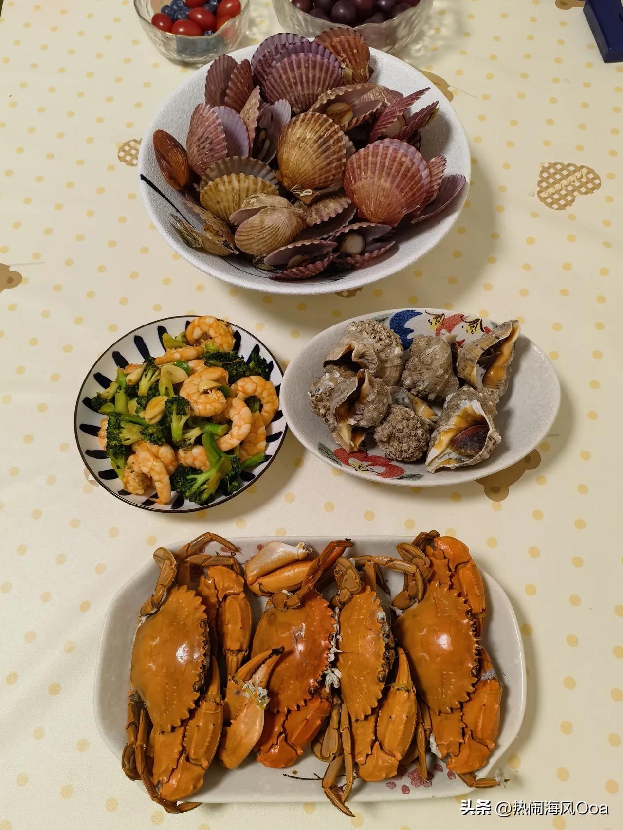 节日期间，三线小城，只要好点儿的酒家饭店，想吃个活螃蟹，没有个百八十块钱，是绝对
