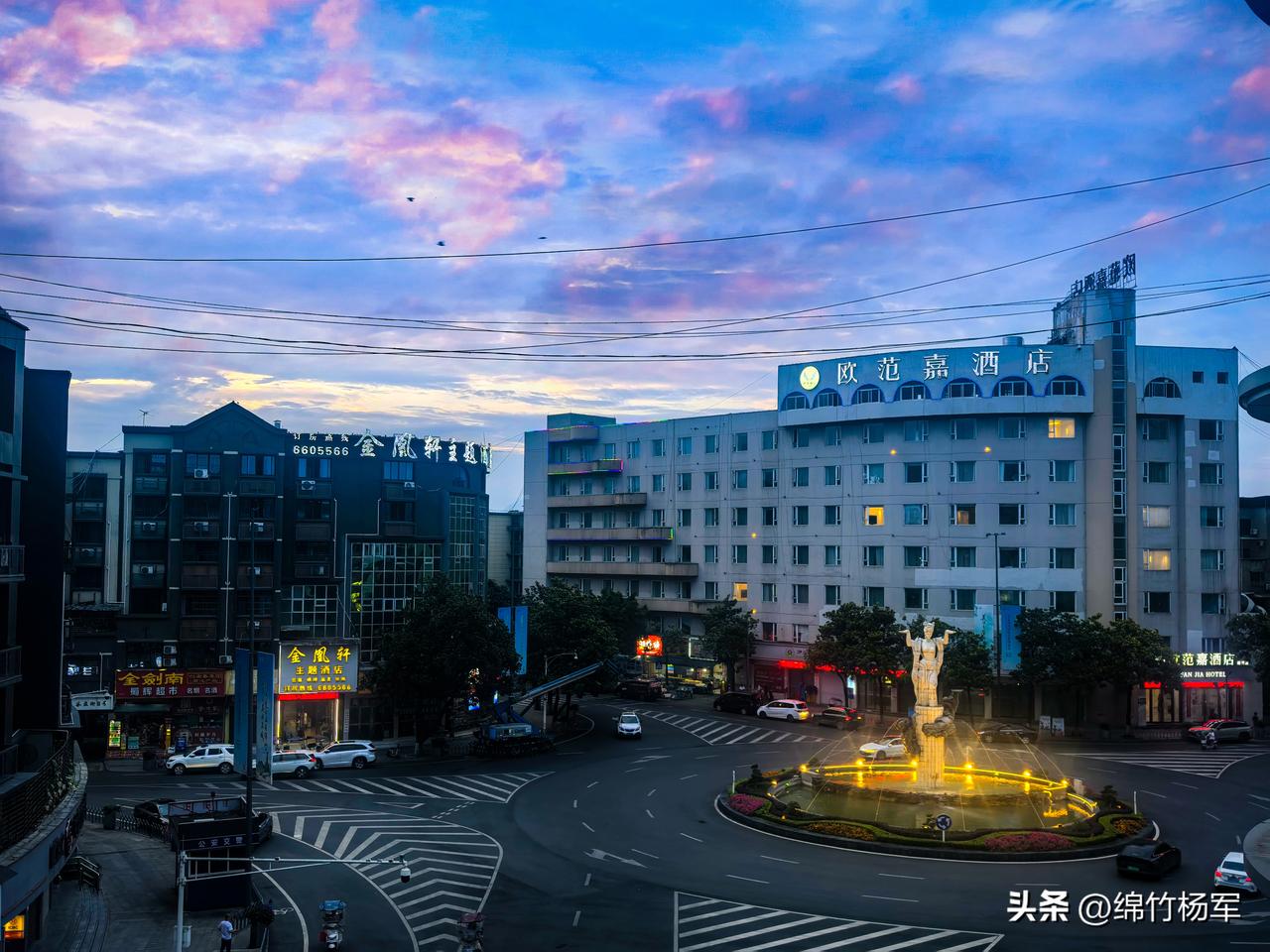 绵竹五路口暮色城市夜景照 路上的街景