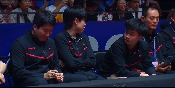 不上场的大头直接变身赛场社交牛哇症！😂 从第一排唠到第二排再绕回原位，全程挡着