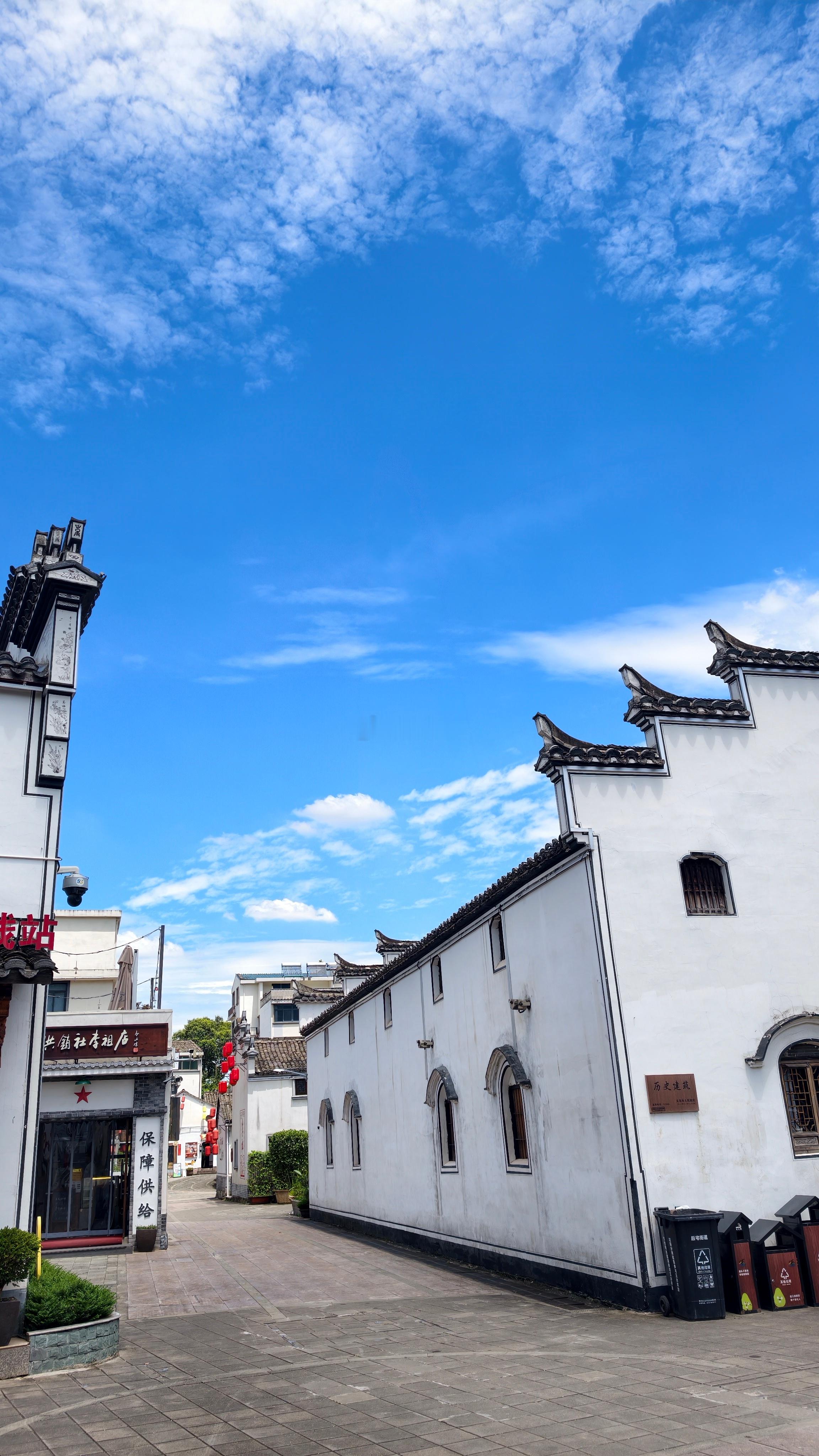 逛不完的世界超市在这里 来义乌李祖村解锁别样村落风光，澄澈晴空之下，白墙徽派民居