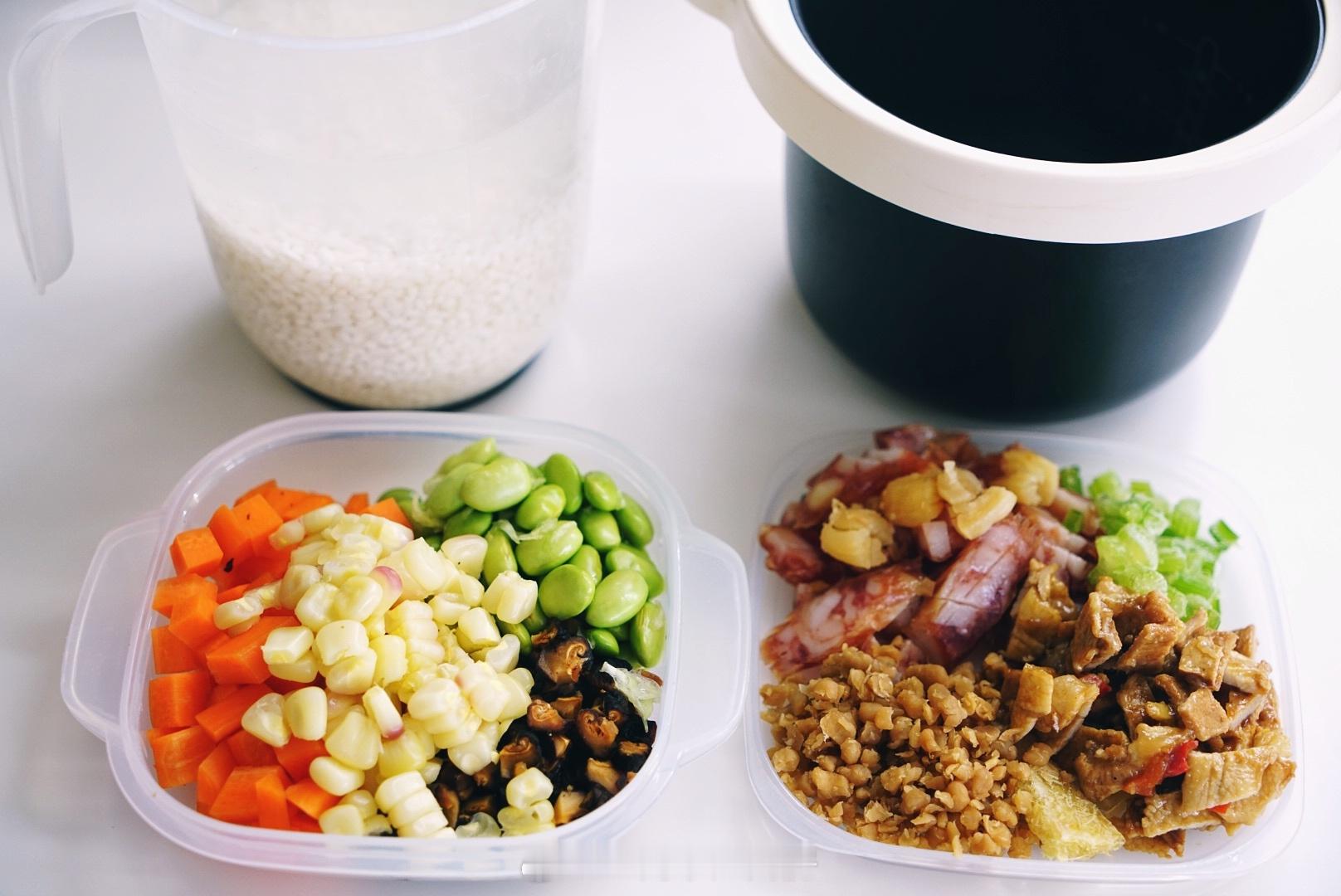 不晓得吃啥做锅焖饭省事 管饱～#乐趣厨房食谱# 香肠 五花肉 胡萝卜 毛豆 玉米