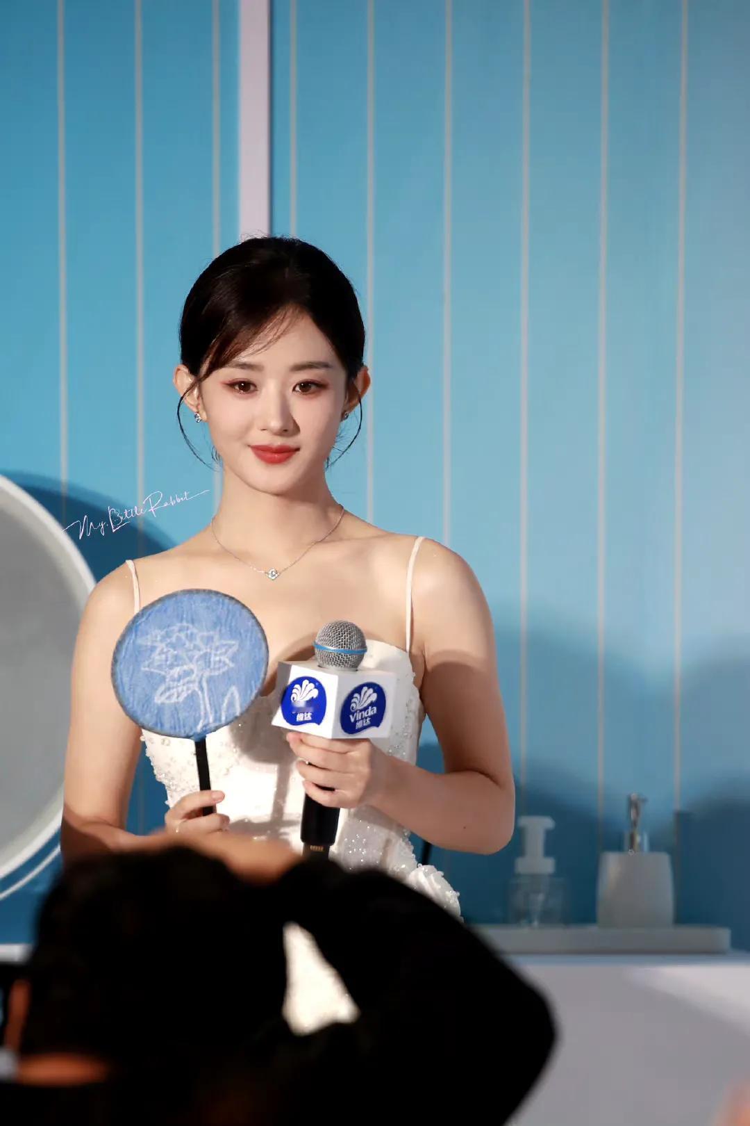 赵丽颖北京维达线下活动图有！今天是穿月白流光裙的白月光颖宝，浑身散发着一种柔和恬