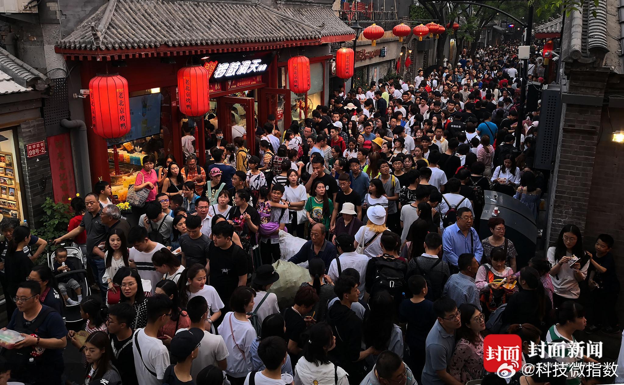 五一排队现状五一假期的正确打开方式：不是在景区排队，就是在去排队的路上！朋友圈人