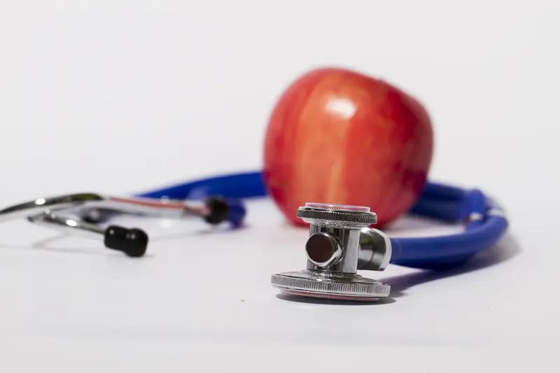 人这一生，我们追逐房子、车子、存款、名利，可这些没一样能永远属于自己。房子再大带