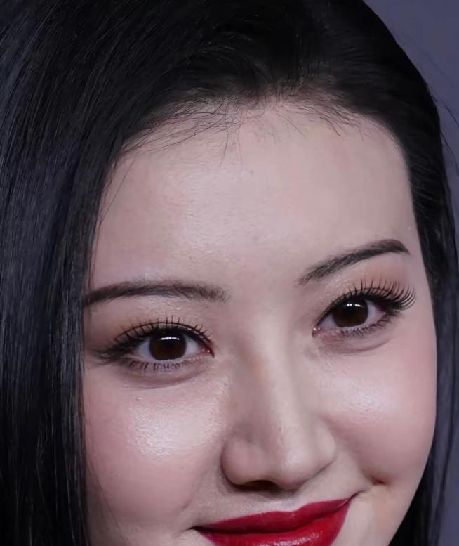 38岁景甜化完妆往那一站，状态好得让人挪不开眼。富豪砸几千万追她亏不亏？网友说得