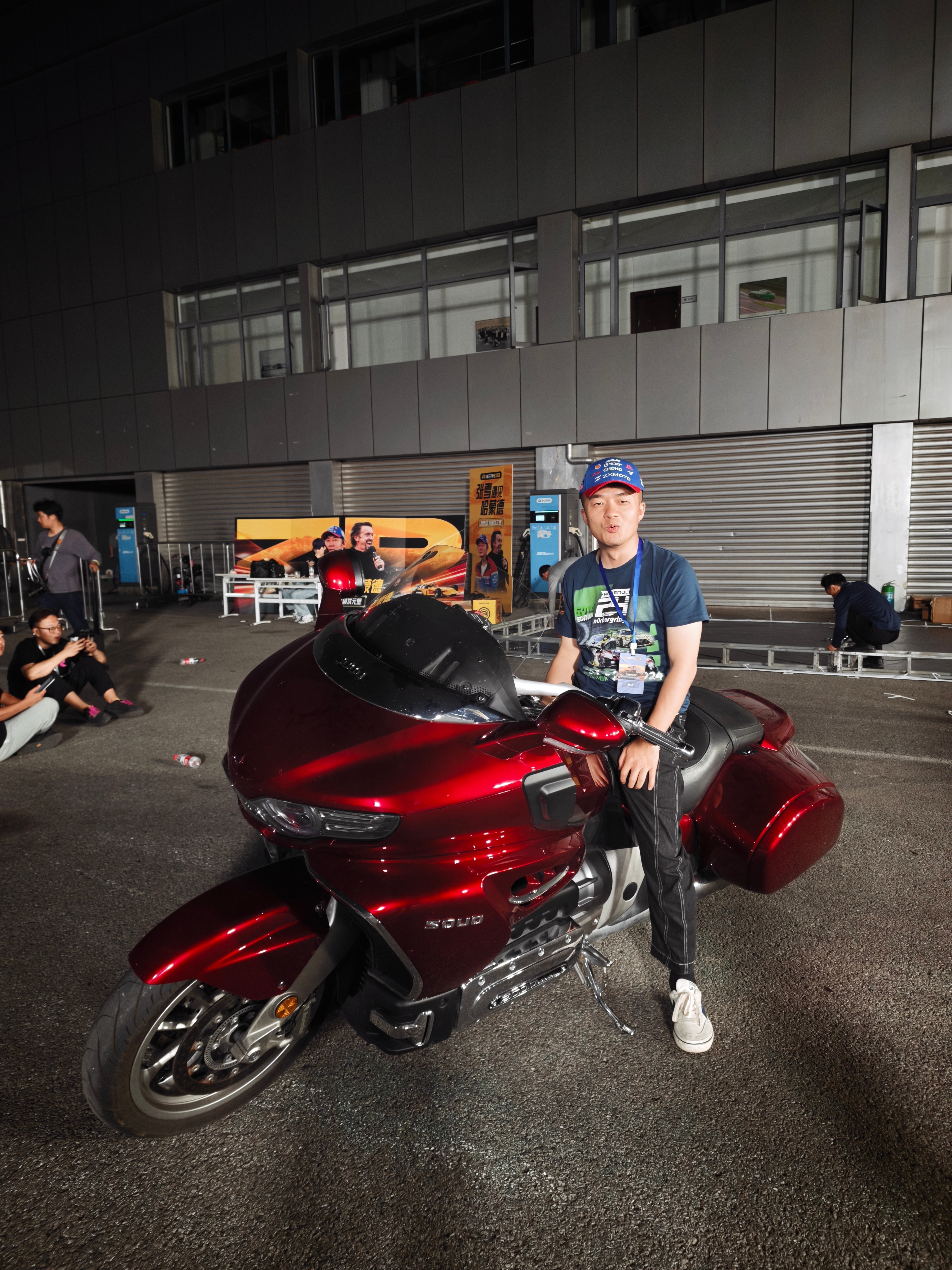 很开心的一天，要到了张雪跟哈蒙德的合影，女朋友抽奖抽到了张雪的帽子，我拿到了哈蒙