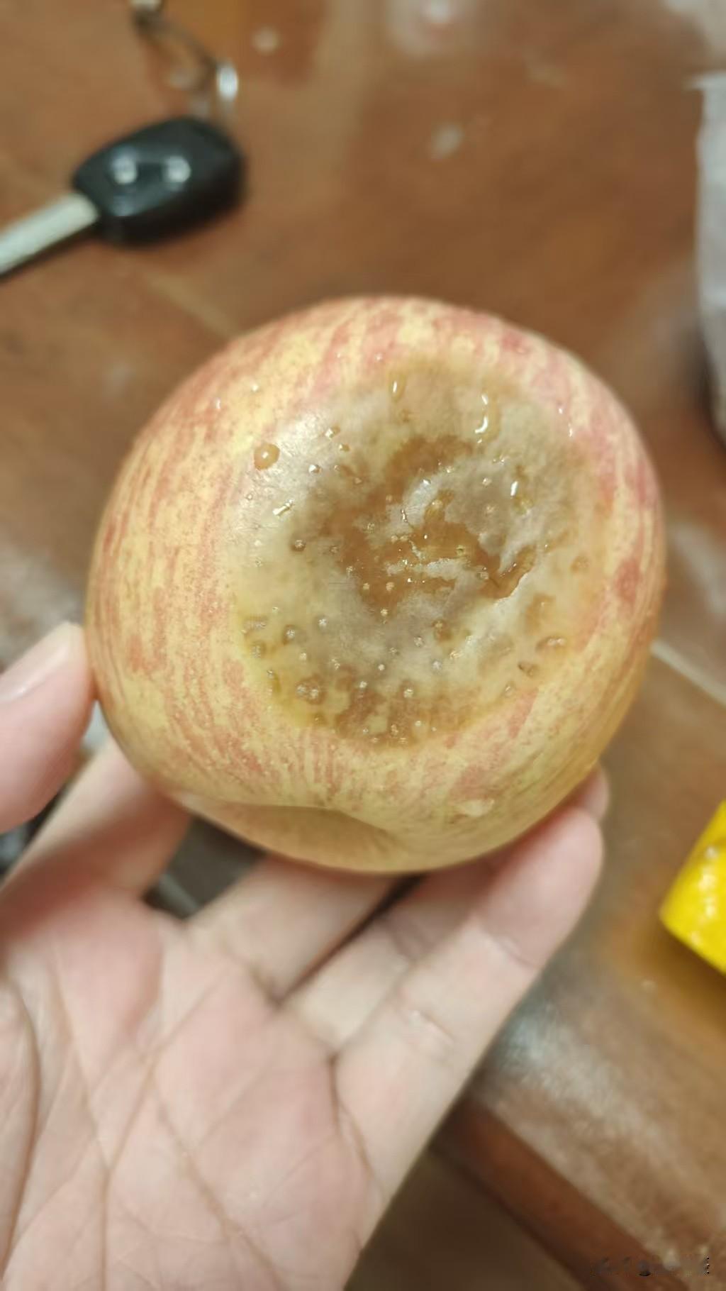 朋友从老家带来一箱苹果，表面看都是好好的，可放进冰箱不到一周，拿出来就有一个变成