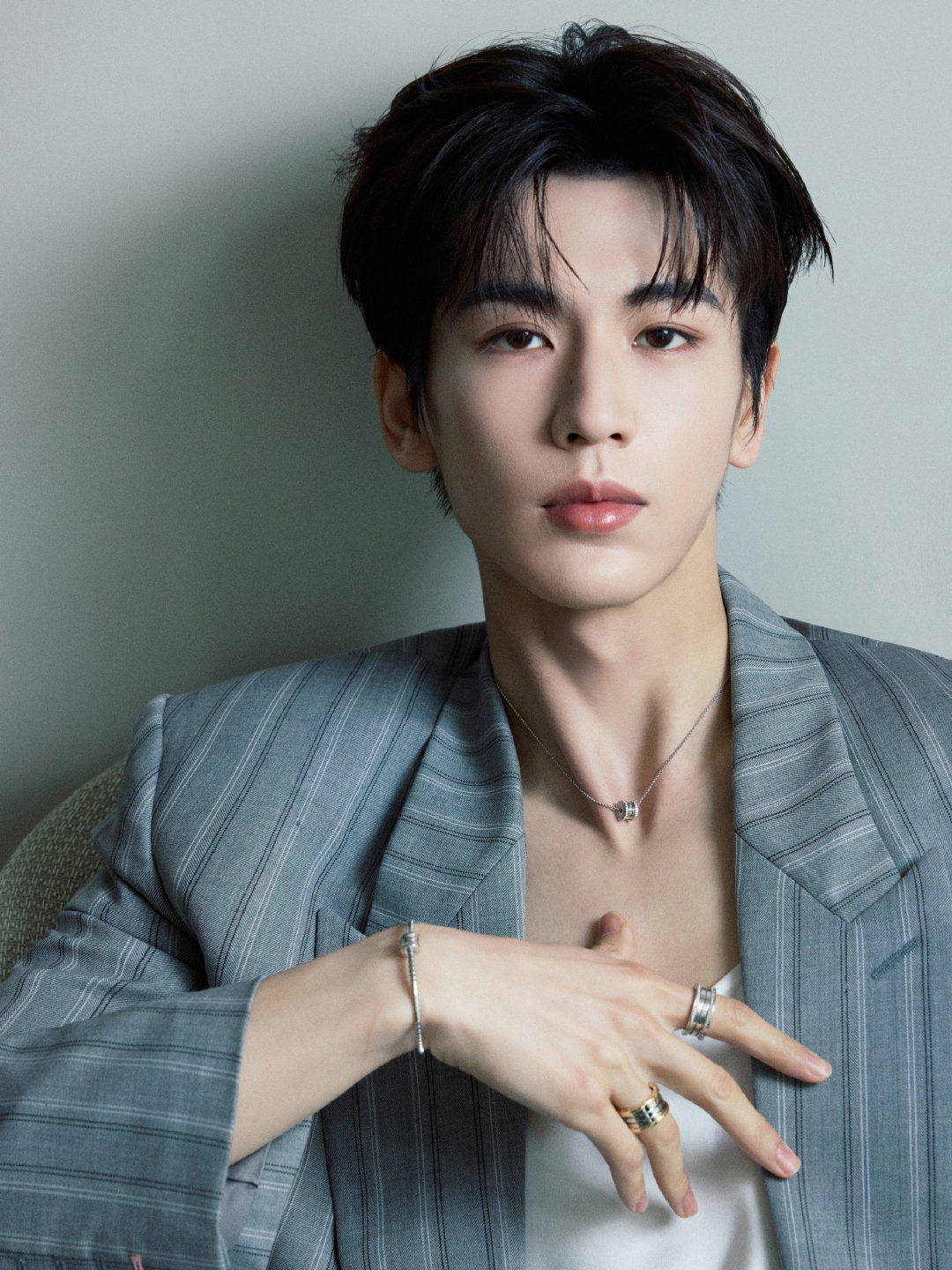 张凌赫蓝色条纹西装造型 张凌赫条纹西装套装 今天深圳线下活动蓝色条纹西装造型也太