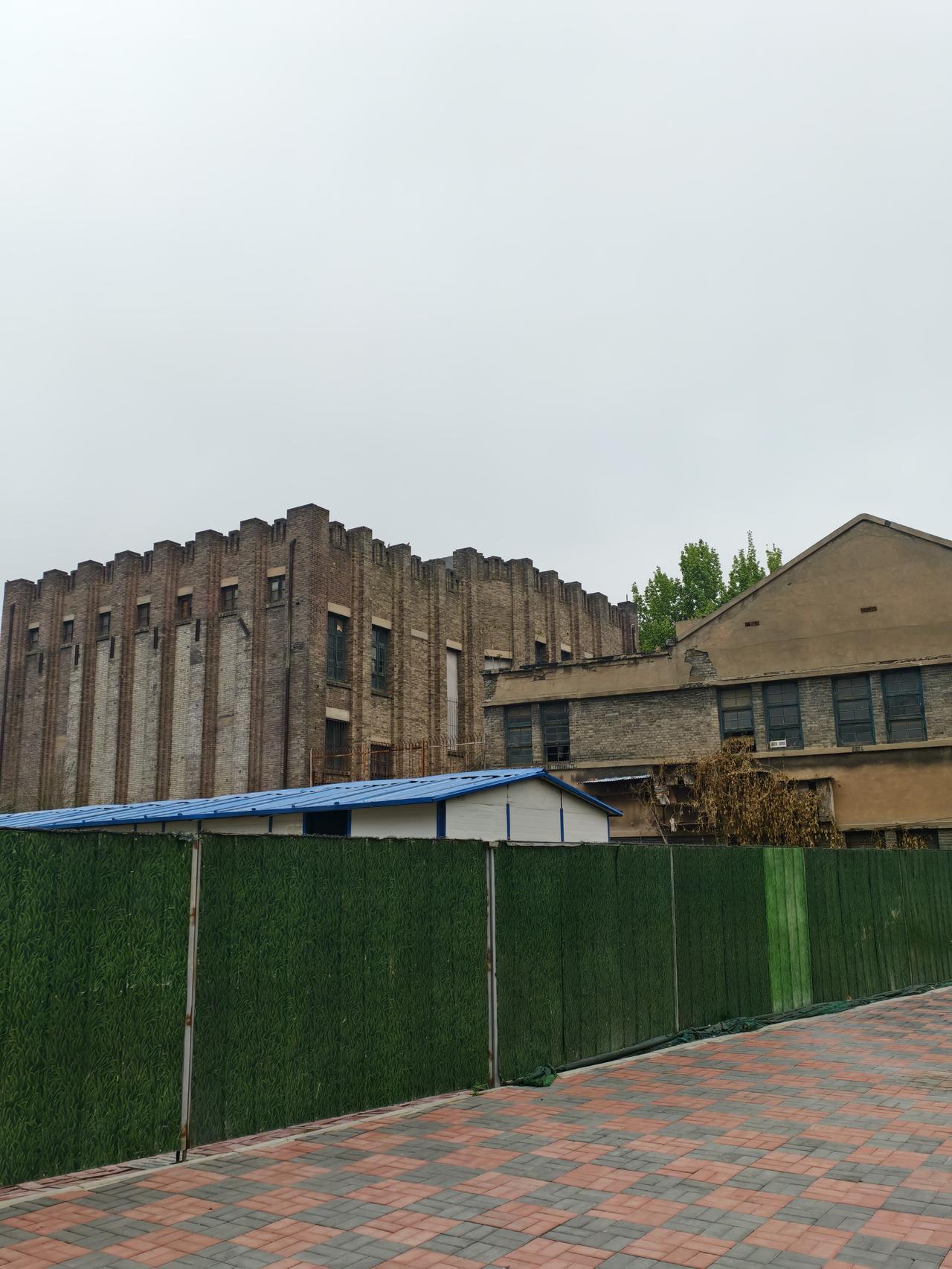 这是天津有着120年历史的一所学校的老教学楼和旧房屋，条友们能认出来是哪里吗？