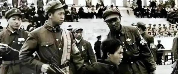1970年代，戴笠的亲孙子在安徽农场修拖拉机，身份突然暴露，造反派当场要揪他算账