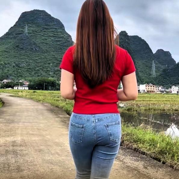 这事在村里传开后，
村头各个超市，
私下议论纷纷，
魏某今年48岁，
在外找了个