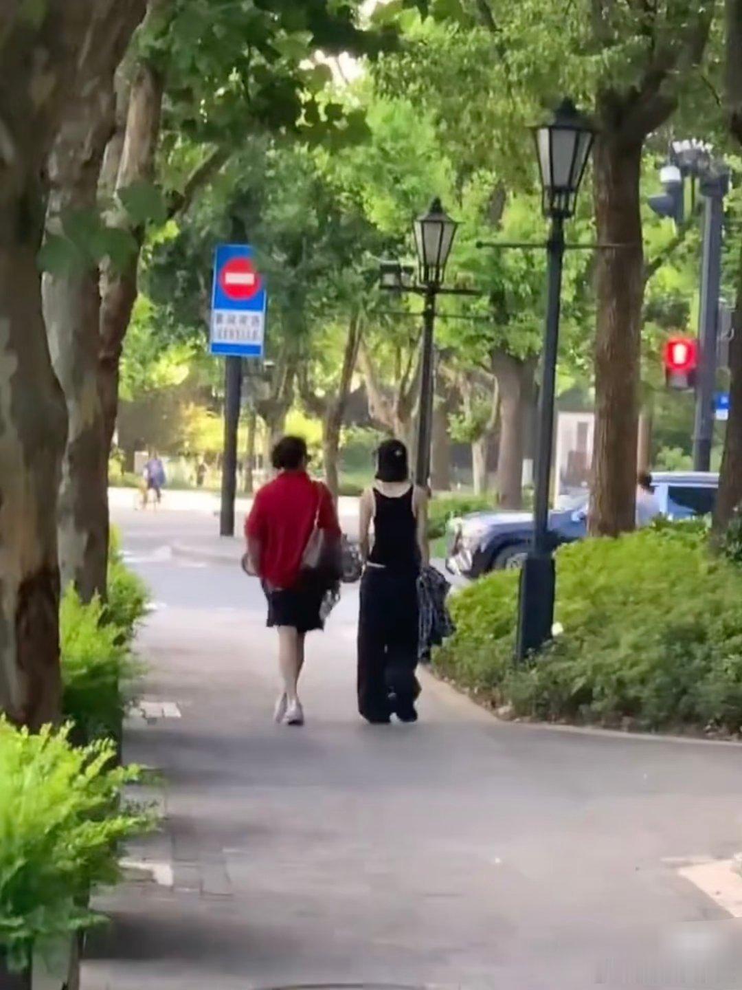 赵丽颖今天也是被偶遇的一天，，好松弛啊赵姐 ​​​