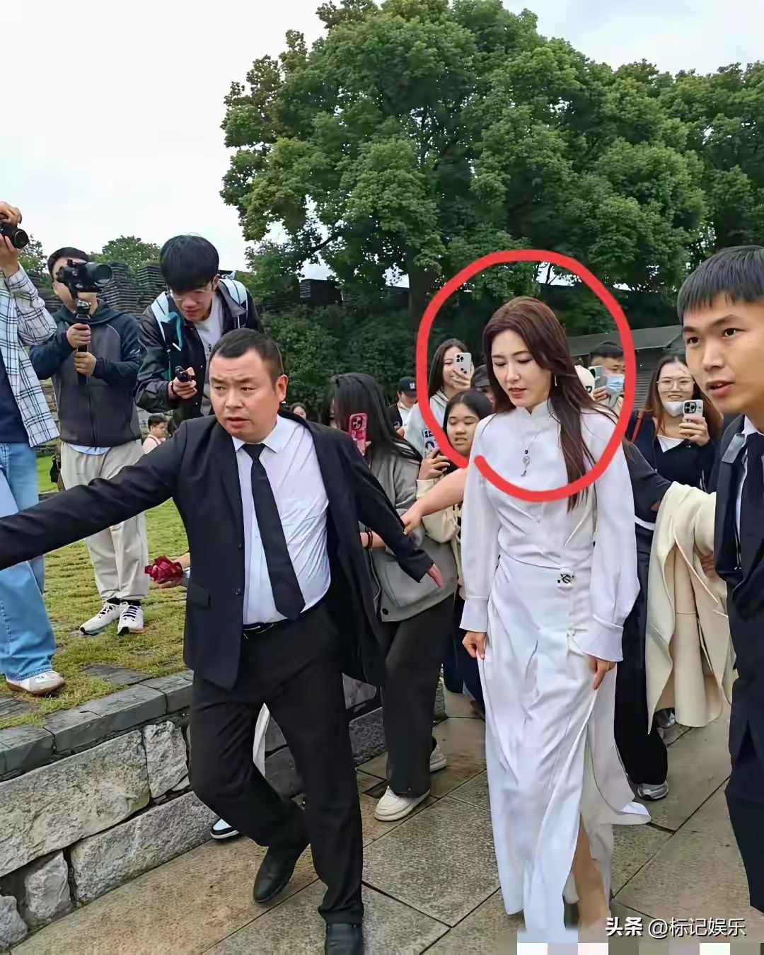 电视上看着很漂亮，实际真人比电视上还漂亮10倍 