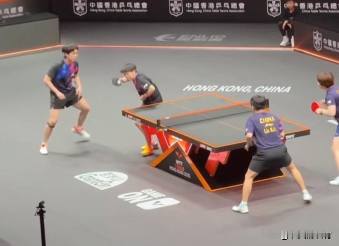 小石头林诗栋被他头哥打的团团转
孙颖莎发球，蒯曼接发球，王楚钦一个正手进攻斜线，