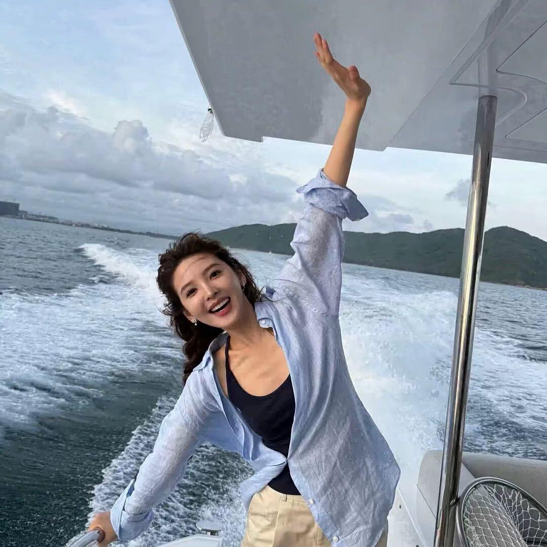 今天很开心，帮了一位老奶奶，他上去上街的时候顺便骑电车带着他去街上