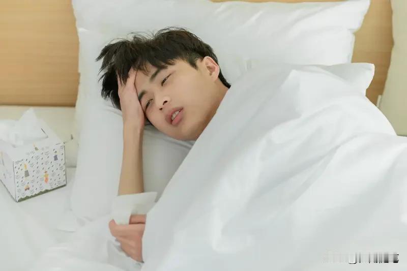 睡眠不好真会导致激素紊乱。我之前熬夜那段时间，第二天就饿得不行，还特想吃甜食，情