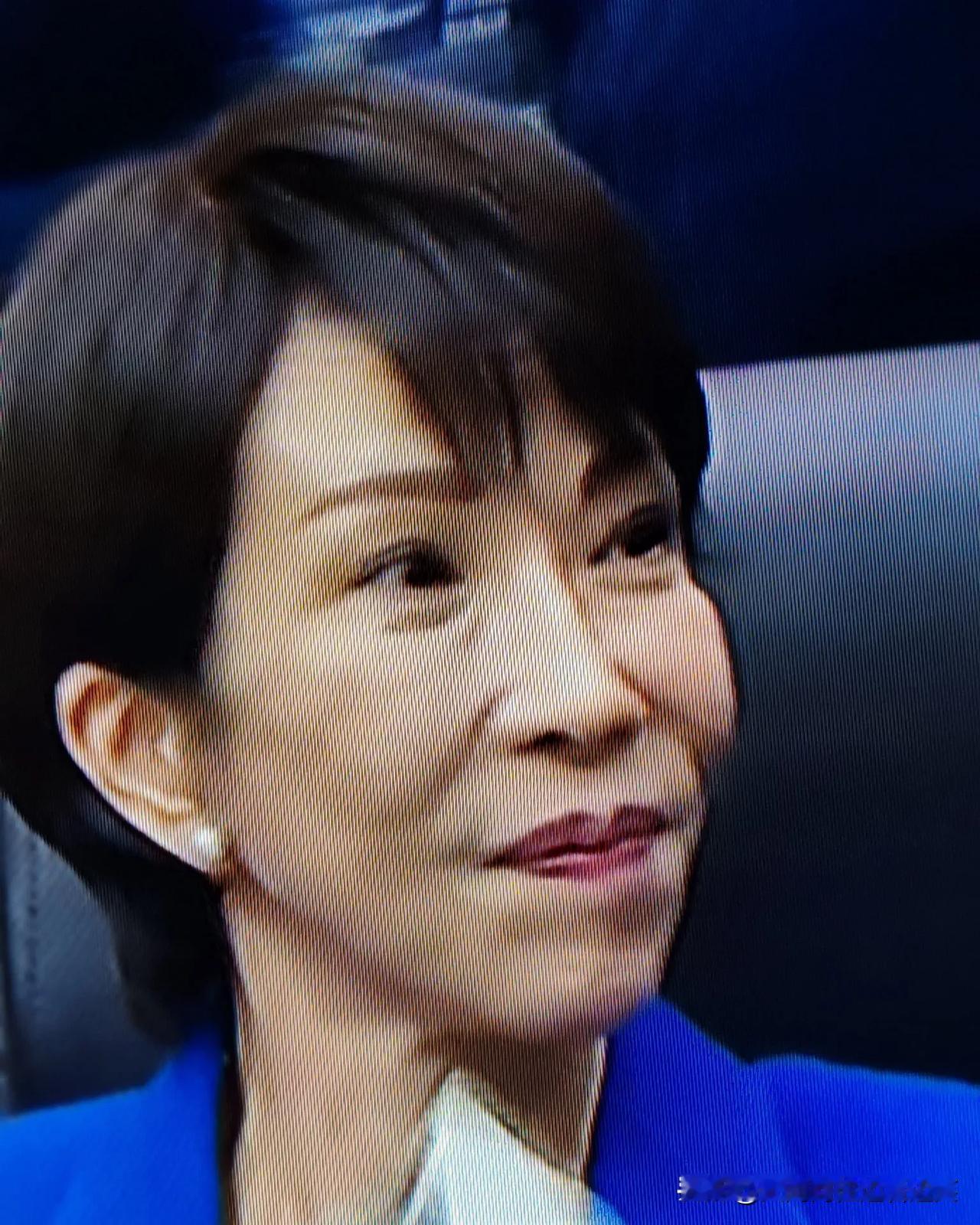 高市早苗上台代表日本右翼势力嚣张和抬头，面对国内民众想要的又难以实现。于是妄言敏