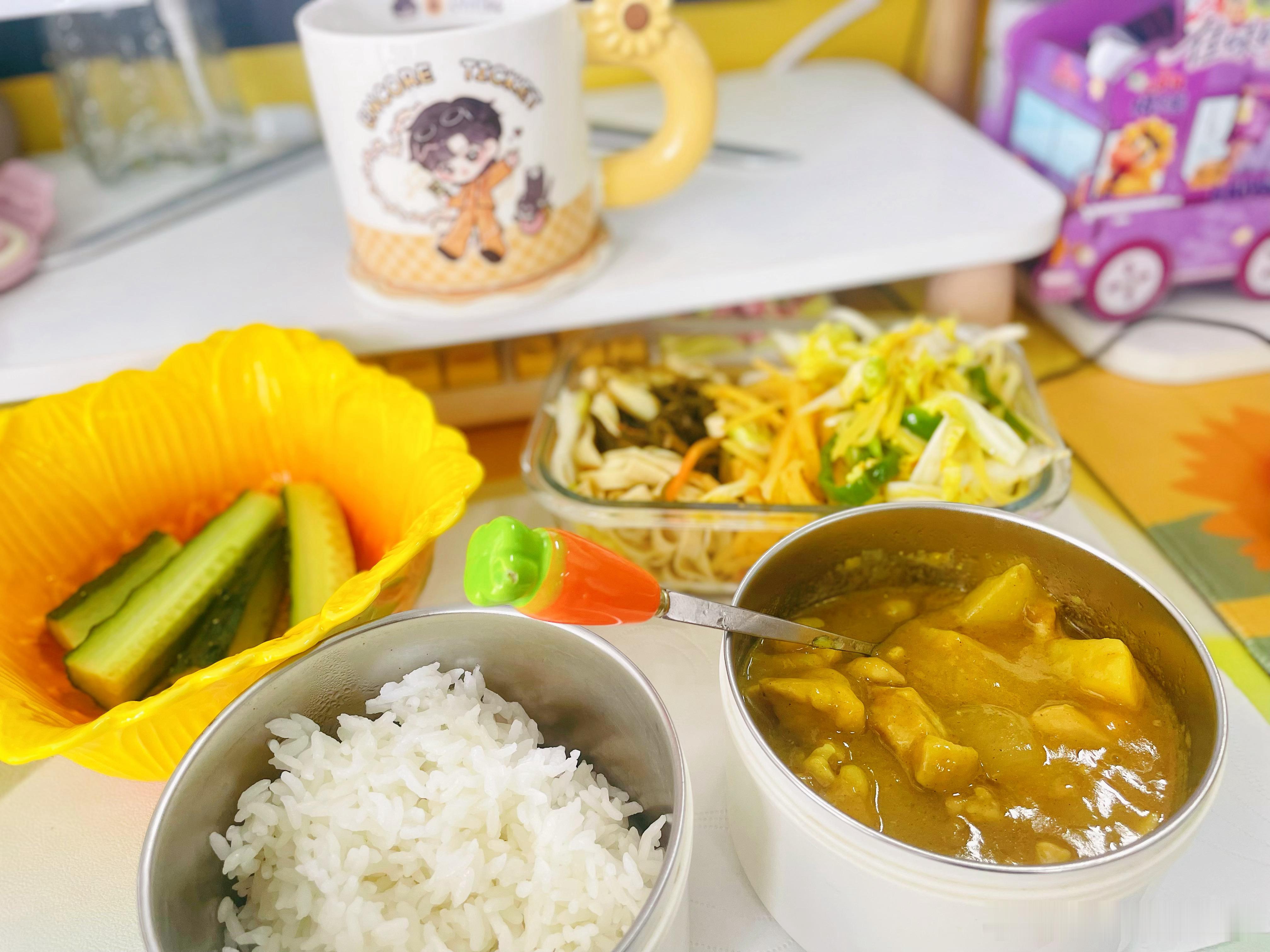 今日午餐！开盲盒我家大哥给我装啥吃啥。咖喱鸡腿饭，小拌菜。水果带的巨峰葡萄🍇（