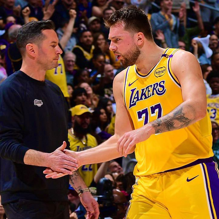 雷迪克透露他昨天和东契奇聊过，东契奇目前心态相对不错，并且正全力投入康复训练。洛