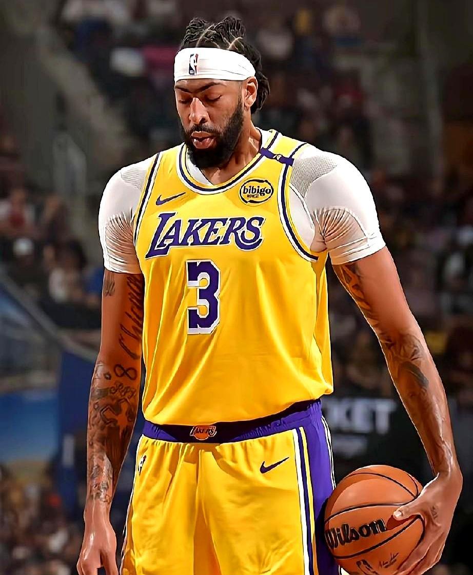 卢卡·东契奇正在撕掉“无法夺冠”的标签。
 
一年前，他还被舆论钉在“防守黑洞”