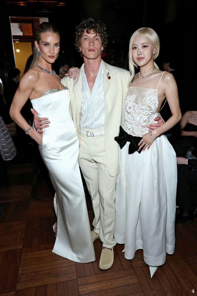 宋雨琦朴彩英G社生图 蒂芙尼活动现场颜值暴击，两位亚洲美人同框，氛围感直接拉满。