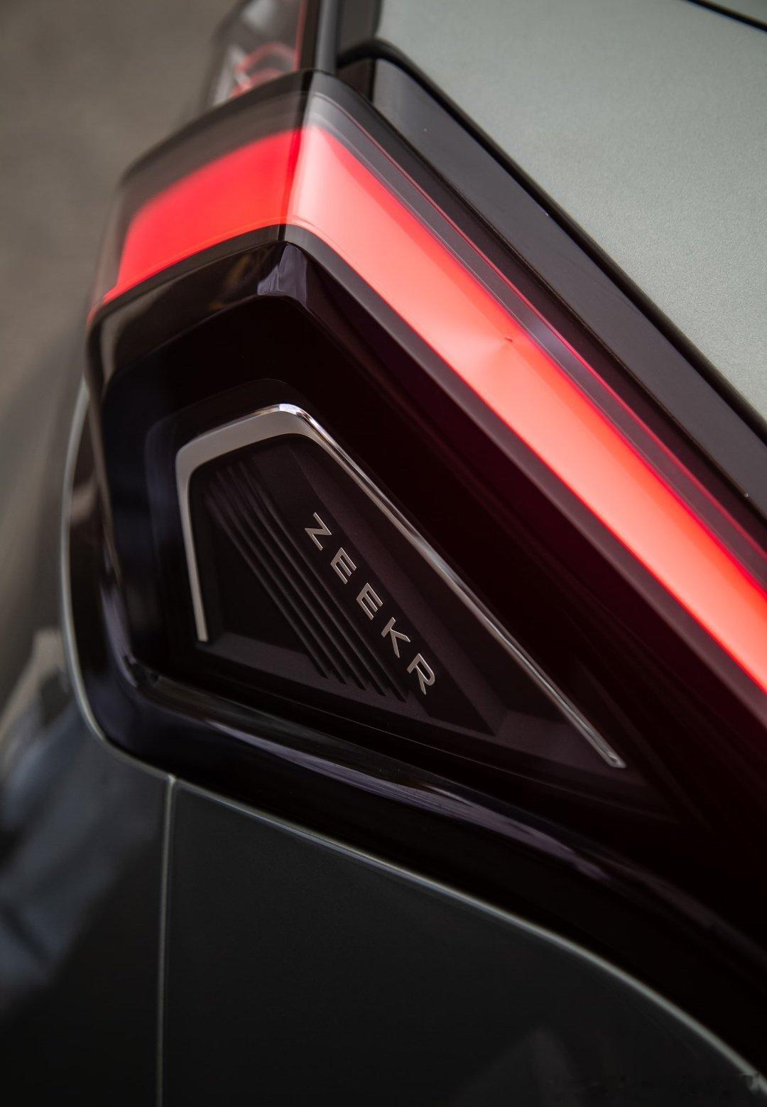 台风天出门，视线模糊不清。打开“雨天模式”，自动调整雨刮、灯光和稳定系统。安全到