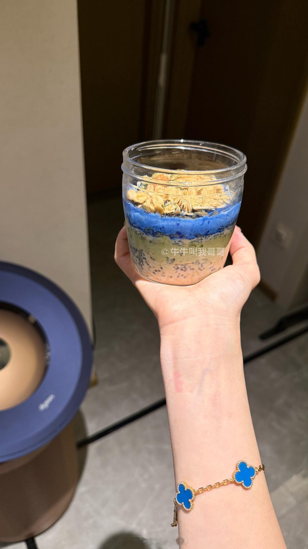 夜深人静 某女子又在给自己制作酸奶碗了🥣🥱今天这杯好漂亮的呐 ​​​