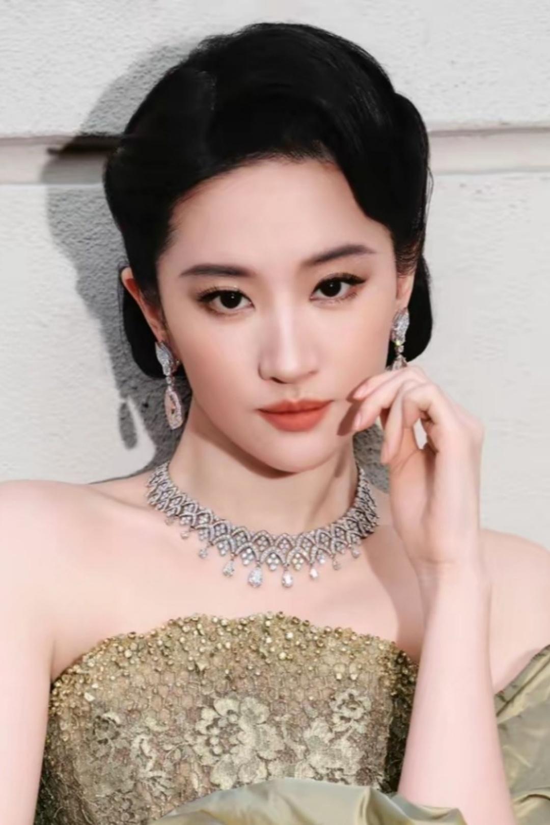 刘亦菲金色华服配钻饰，高贵气质闪耀全场女性魅力展现神仙姐姐