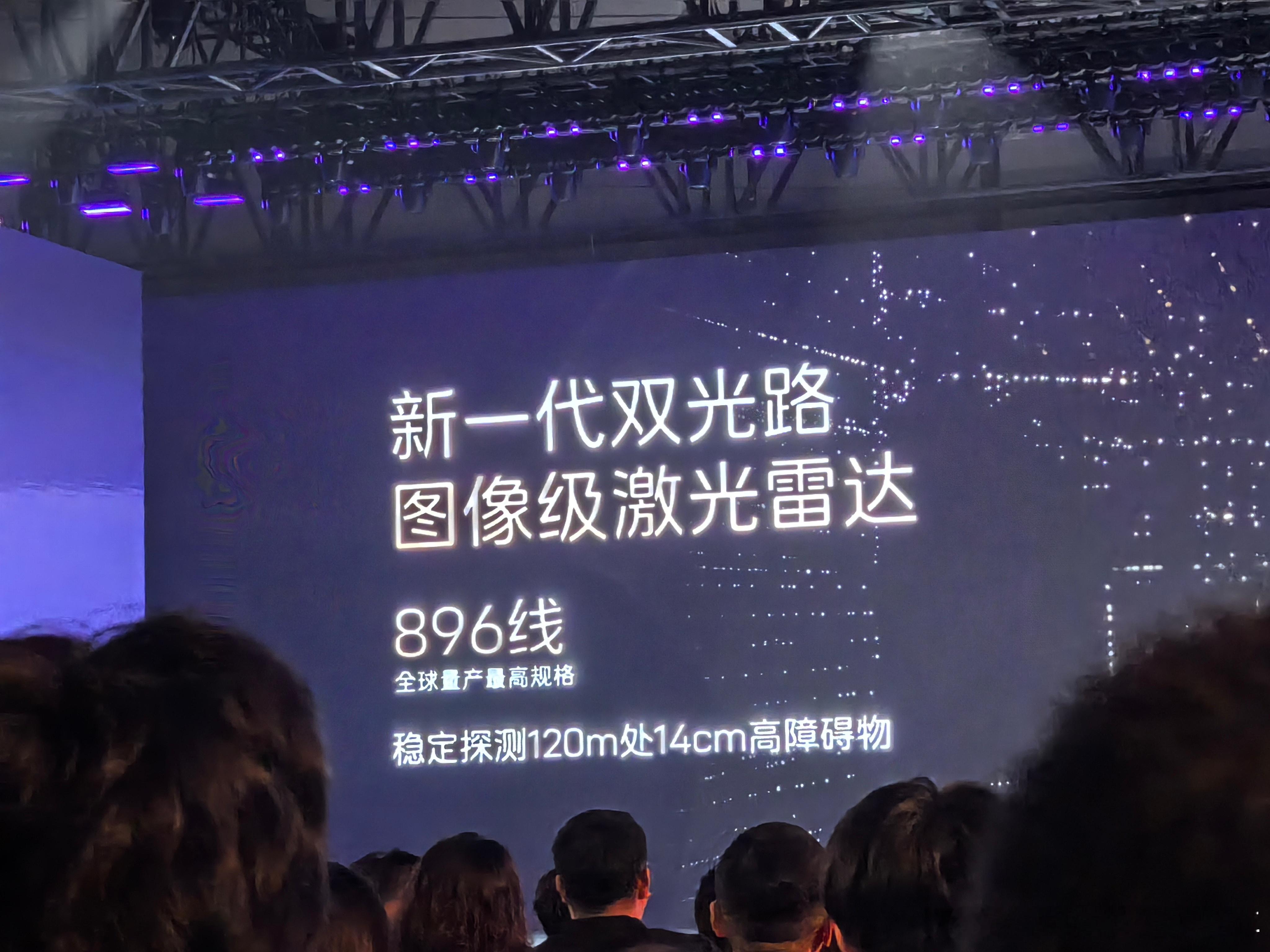 新阿维塔12，性能太强，但是设置了电子围栏和虚拟教练。这是对新手的保护，对生命的