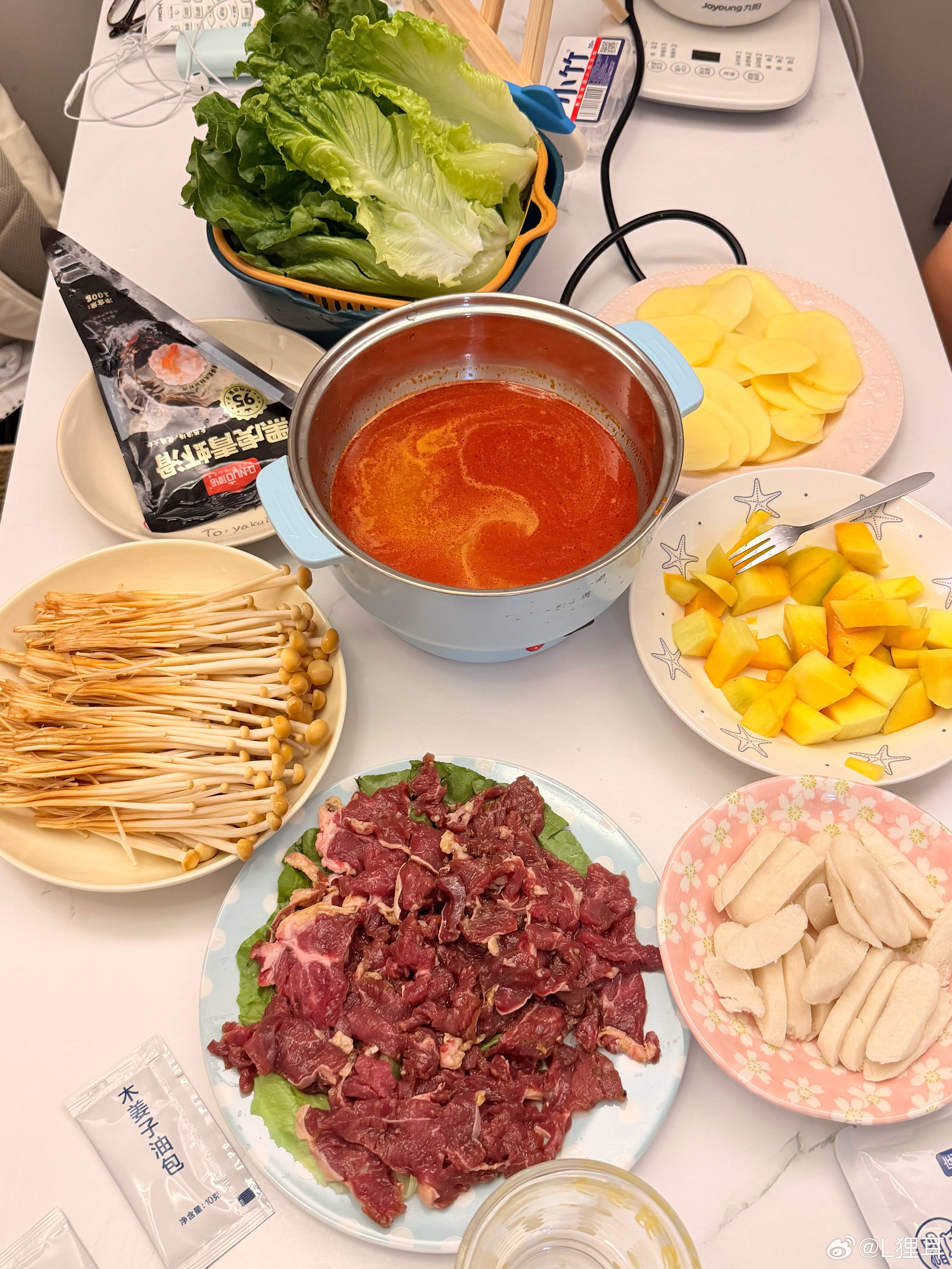 今天和我妈妈还有姐姐在家里吃火锅……台风天来了宝宝们记得注意安全！！！ 