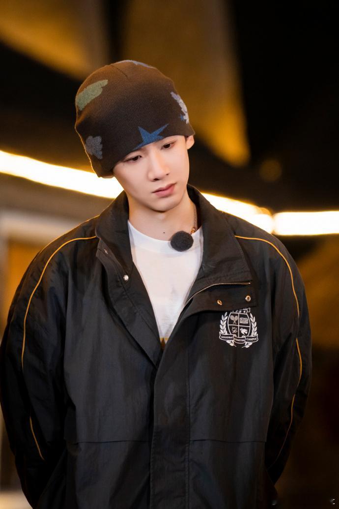 白敬亭怕是内娱最会和循环梗互动的艺人，从影视剧到综艺，每次遇到相似场景都能贡献神