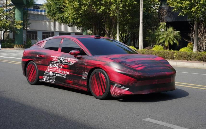 方程豹首款轿车高清谍照曝光，优雅的溜背线条与低趴姿态彰显其轿跑定位。伪装车衣上密