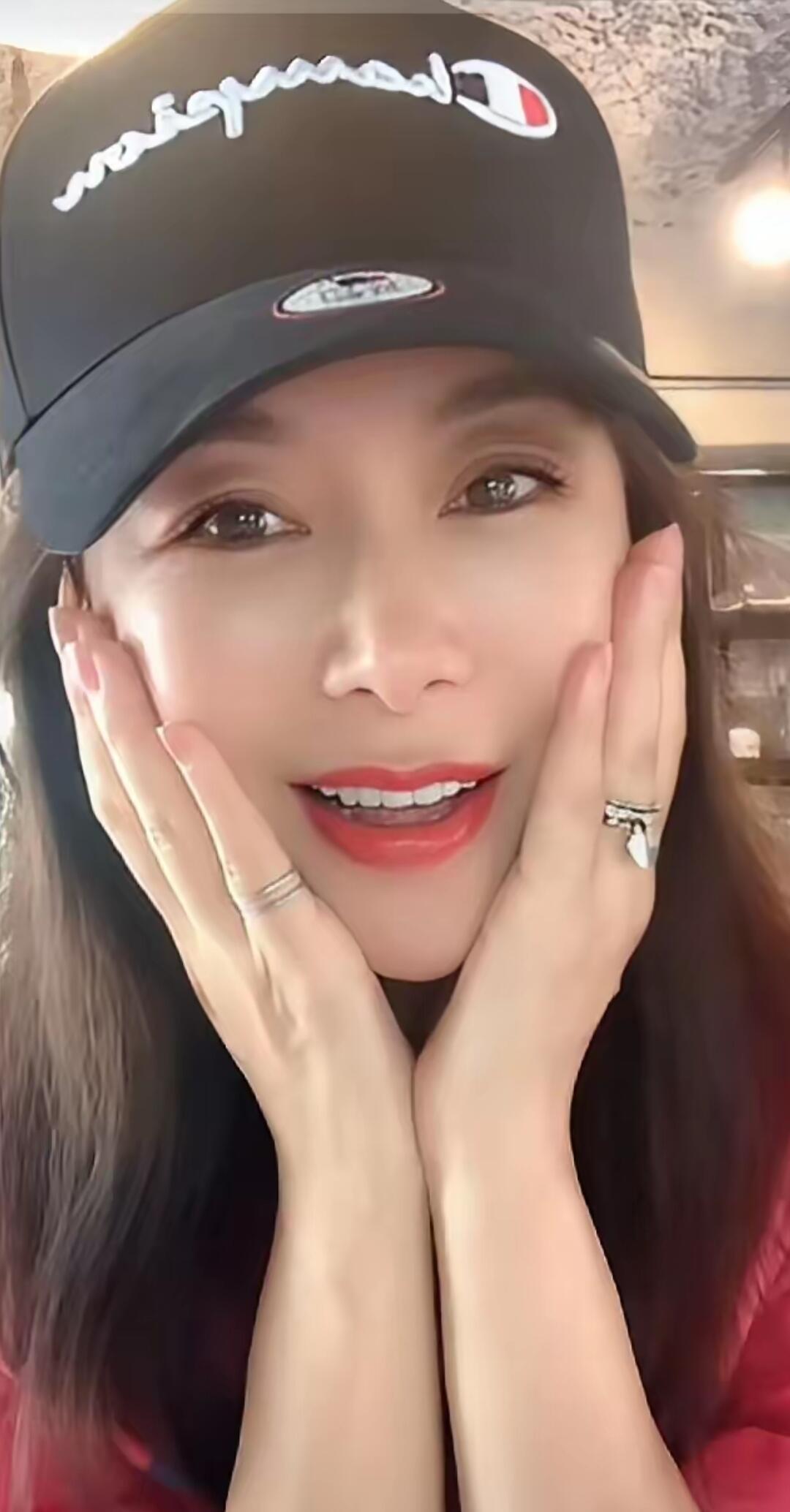 她实在是太会保养了，皮肤细腻如凝脂，眼神灵动，看着眼熟，就是想不起来了…有能认出