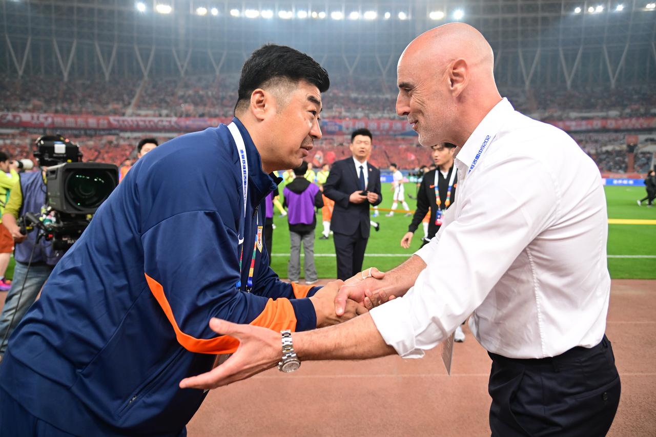 一场平局，山东泰山的球迷又炸了。
4月17日，伤兵满营的上海海港残阵出击，客场挑