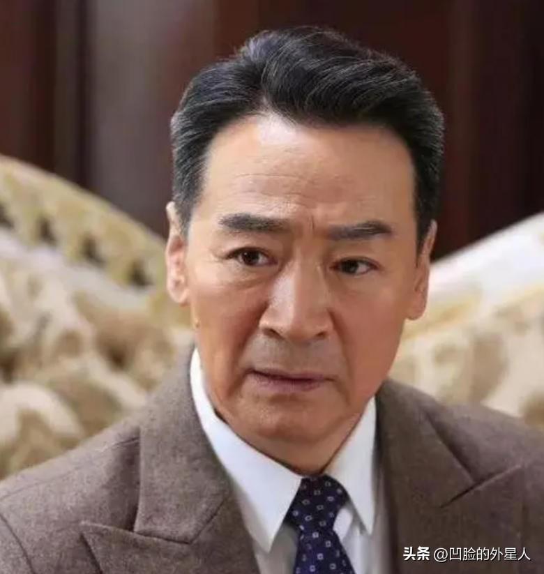 2003年，49岁的寇振海向演员李婷表白，李婷拒绝的说：寇老师，你比我大25岁，