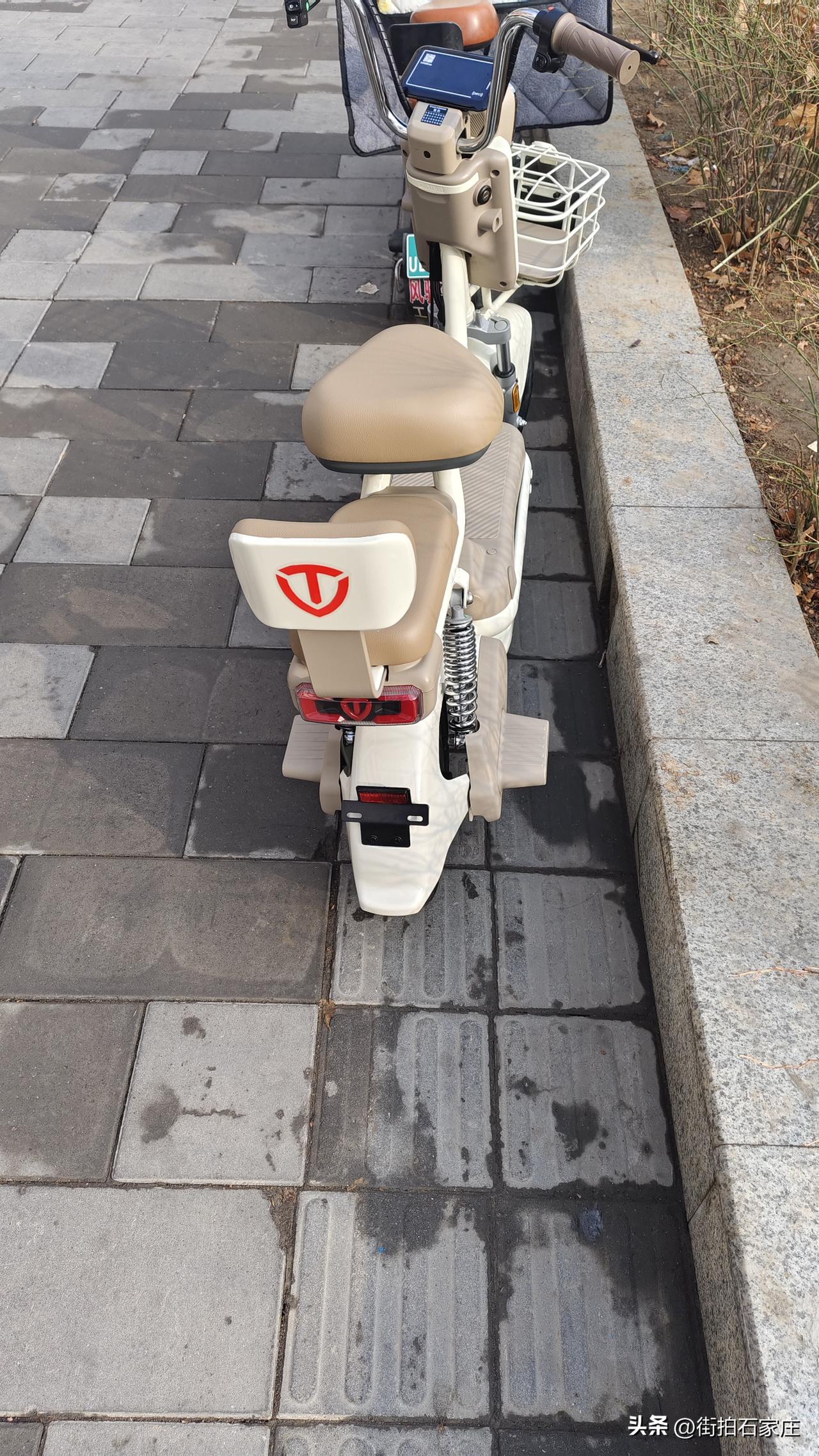 支持新国标电瓶车，我想买一辆！
太好看了，这才是电瓶车该有的样子！
四块小电池，