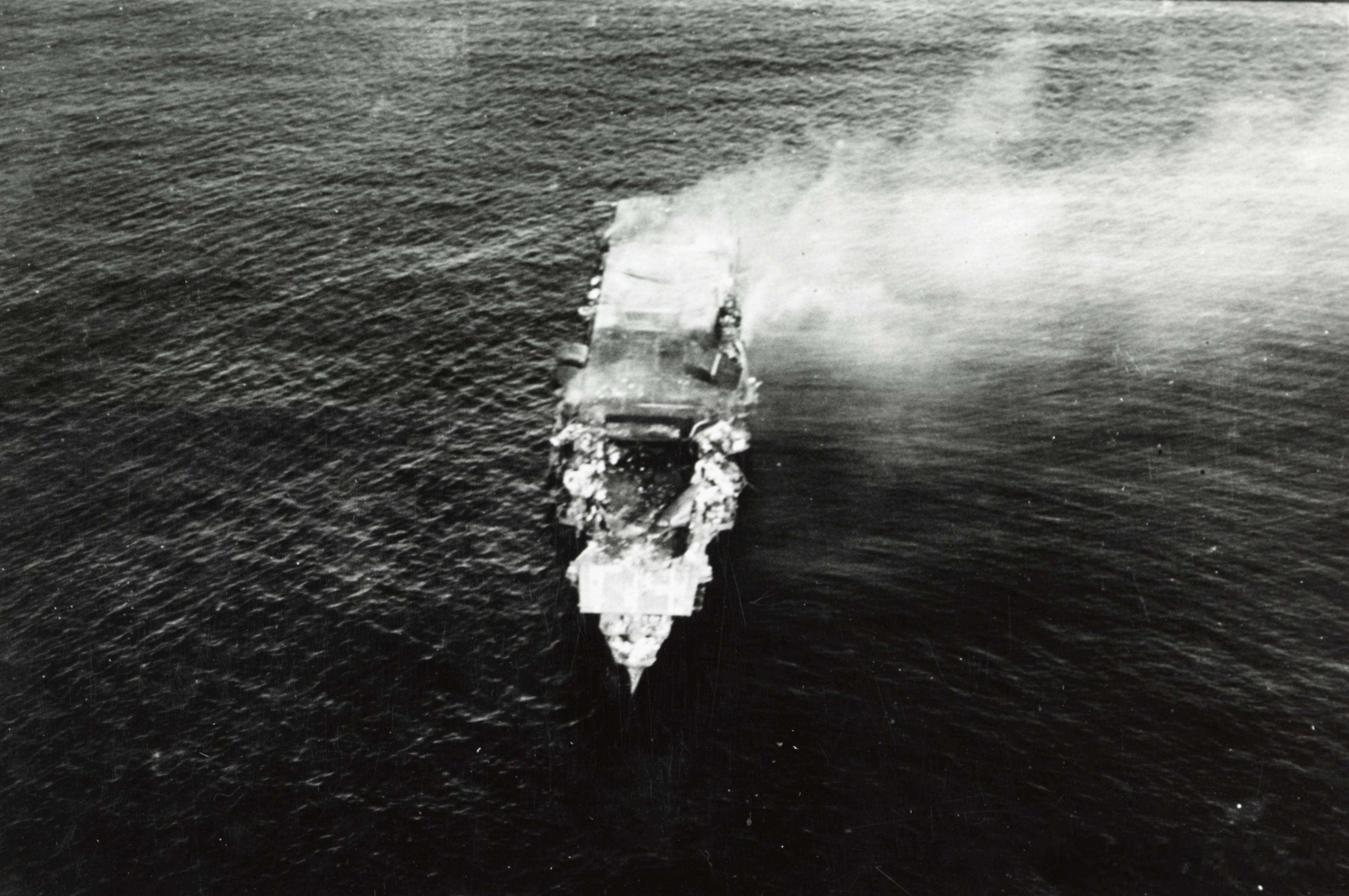 飞扬军事 1942年6月4日，中途岛海战爆发！ 美国海军以损失一艘航空母舰的代价