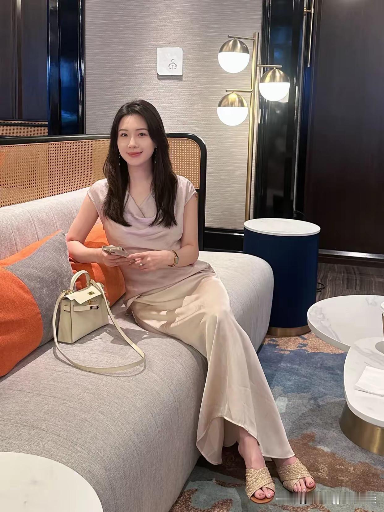 优雅气质，简约时尚，轻松一刻。